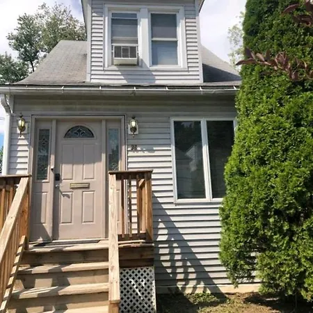 Lovely Renovated 2 Bedroom Home With Free Parking